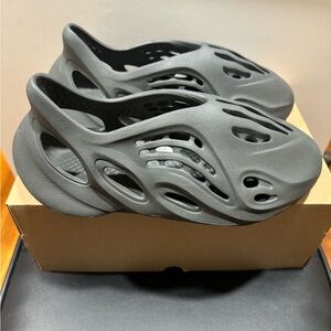 Yeezy Foam Runner “Carbon”